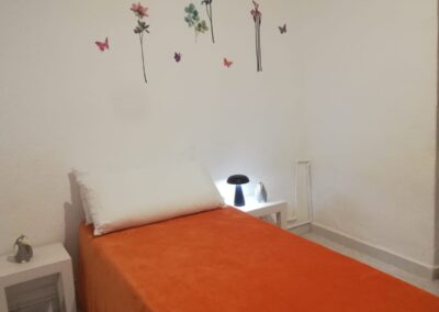 Lit simple dans une chambre de Casa La Pequeña à Torrevieja
