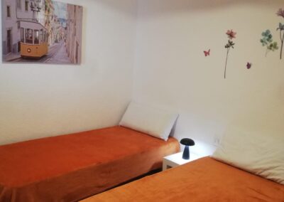 Seconde chambre de Casa La Pequeña à Torrevieja avec deux lits simples séparés