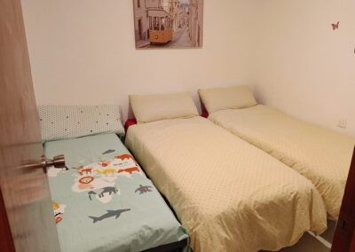 Chambre de Casa La Pequeña à Torrevieja aménagée avec trois lits simples