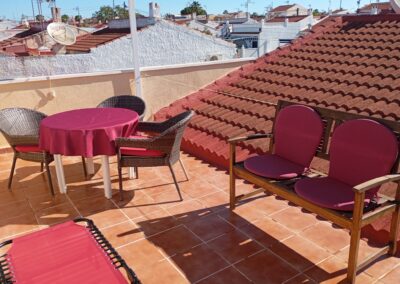 Solarium privatif de Casa La Pequeña avec table, fauteuils, banc et transat