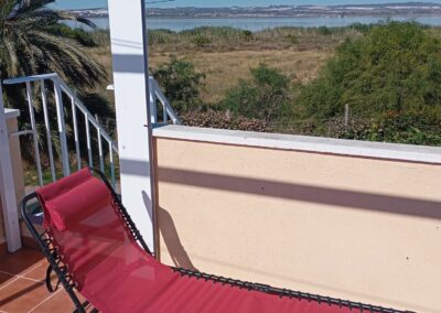 Transat sur le solarium de Casa La Pequeña face au lac rose de Torrevieja