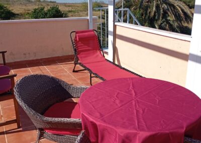 Solarium de Casa La Pequeña avec table, transat et vue sur le lac rose de Torrevieja