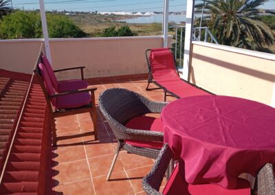 Solarium de Casa La Pequeña avec mobilier extérieur et vue sur le lac rose de Torrevieja
