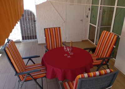 Table et quatre fauteuils sur la terrasse de Casa La Pequeña à Torrevieja