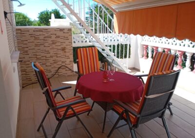 Espace repas sous store sur la terrasse de Casa La Pequeña à Torrevieja