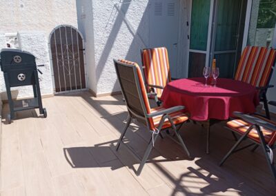 Terrasse ensoleillée de Casa La Pequeña à Torrevieja avec espace repas et barbecue